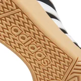 Championes Adidas Hoops 4.0 de cuero sintético negro con las tres tiras plateadas y suela color caramelo. Inspirados en el básquet, con puntera de gamuza y paneles de malla en el interior.