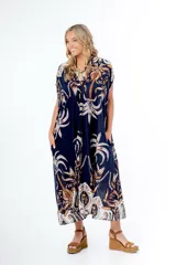 Vestido midi de algodón italiano, color azul marino con estampado en tonos blanco, beige y naranja/marrón. Presenta mangas cortas tipo murciélago, cuello en V con botones frontales y lazo desmontable para ajustar a la cintura.