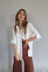 Camisa blanca de lino con corte amplio y mangas cortas.