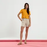 Remera de corte clásico en color amarillo, con diseño de manga corta y tejido acanalado.