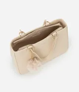 Bolso satchel mediano color crema, con correa de mano y correa larga desmontable. Incluye llavero de pompón.
