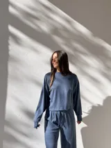 Conjunto deportivo azul de buzo de algodón waffle de corte holgado y pantalón palazzo con cordón ajustable en la cintura.