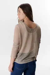 Sweater beige de tejido de punto calado, con mangas largas y cuello redondo. Confeccionado en viscosa y poliéster.