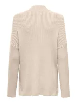 Sweater de punto color beige con cuello alto, mangas largas y hombros caídos.