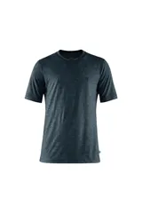 Remera de senderismo en gris oscuro, con diseño técnico y ajuste cómodo.