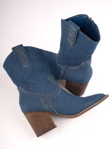 Botas texanas de denim azul con bordados y apliques de strass. Taco de madera y puntera cuadrada. Cierre lateral con cremallera.