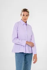 Camisa de manga larga color lila con volados en la parte inferior.