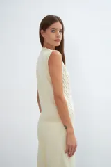 Chaleco tejido marrón con escote en v y sisas amplias. Diseño con diferentes puntos combinados en el frente.