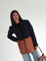 Blazer azul marino corto de lana con cuello solapa y mangas abullonadas.
