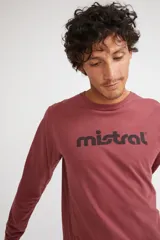 Remera de manga larga color burdeos con logo estampado de la marca Mistral.