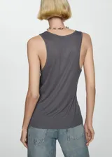 Top sin mangas, de corte ajustado y cuello redondo, en color gris.