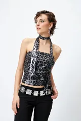 Top strapless color beige con estampado animal print metalizado y pañuelo a tono que se ata al cuello.