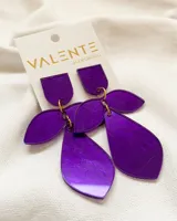 Caravanas de acrílico en color violeta con diseño de hojas superpuestas.