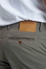 Pantalón cargo de gabardina negra con bolsillos laterales y efecto teñido.