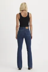 Jeans de tiro alto en denim azul oscuro, ajustados en la cadera y muslos, con pierna acampanada.