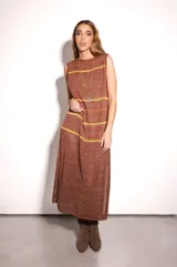 Vestido largo marrón de tejido de punto calado con hilos de lurex.