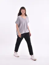 Blusa de diseño suelto color gris, con cuello en V y mangas cortas.