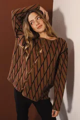 Cárdigan tejido con diseño de rombos rojos y negros, con mangas largas y cierre frontal con botones.