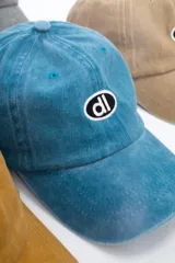 Gorra clásica con diseño de elipse bordada en la parte frontal.