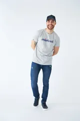 Pantalón jean celeste de corte recto, con cintura regular y tiro medio. Tiene roturas y logo bordado.
