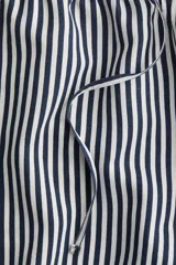 Short de corte holgado confeccionado en mezcla de lino y viscosa, con cintura elástica ajustable mediante cordón, bolsillos laterales y aberturas en los bajos.