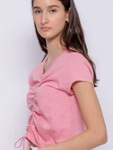 Remera corta de algodón color amarillo, con jareta central para ajustar y manga corta.