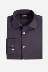 Camisa de manga larga lisa color gris oscuro, con textura y logo bordado.