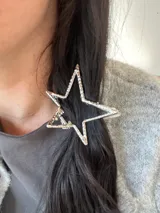 Pinza dorada para el pelo con forma de estrella.