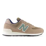 Zapatillas New Balance 574 unisex con empeine de ante y malla, diseño híbrido para asfalto y trail, y amortiguación de espuma EVA.