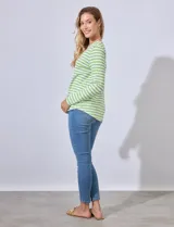 Remera de algodón a rayas horizontales rosas y blancas, con escote en V y botones.