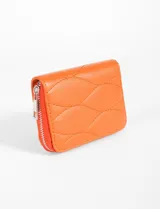 Billetera de cuero sintético color naranja, con diseño matelaseado y cierre.