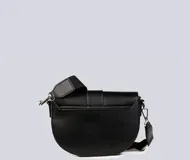 Bandolera pequeña de PU negro con solapa, hebilla frontal y logo metalizado lateral.