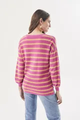 Sweater de punto a rayas horizontales fucsia y mostaza, con escote en V y mangas globo.