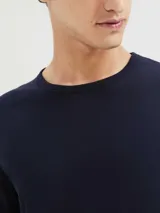 Remera negra de manga corta con corte ajustado.