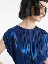 Mono largo plisado color gris plomo, sin mangas, con cuello choker y corte holgado.