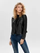 Chaqueta negra de piel sintética con corte biker, cierre asimétrico con cremallera, cuello con solapas y tachas decorativas.