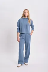 Pantalón deportivo azul con efecto lavado y corte ancho.