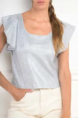 Remera plateada brillante con escote cuadrado y mangas cortas con volados.