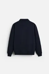 Sudadera negra de cuello alto con cierre frontal de cremallera, corte relaxed fit, manga larga y terminaciones en rib.