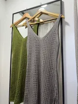 Vestido corto de hilo color beige, con escote en V y abertura lateral.