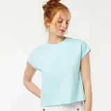 Camiseta celeste de corte holgado, con cuello redondo y espalda abierta con lazos.