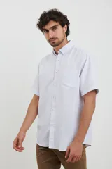 Camisa de hombre de manga corta con cuello button-down y estampado de lunares.