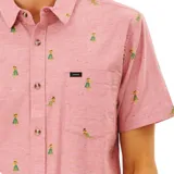 Camisa de manga corta color rosa con estampado de palmeras y surfers.