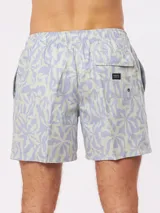 Short de baño con estampado de hojas abstractas en tonos beige y gris oscuro, con cintura elástica ajustable con cordón.
