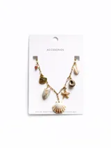 Collar dorado con cadena de eslabones y dijes colgantes de diferentes formas y tamaños: conchas, caracoles, estrella de mar y cuentas de madera.