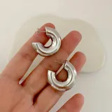 Par de aros tipo argolla gruesa de acero quirúrgico plateado.