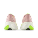 Championes de running New Balance Fresh Foam More v4 para dama, color rosa con detalles en blanco y verde flúor.