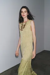 Vestido largo color verde claro con estampado jacquard, cuello redondo y sin mangas.