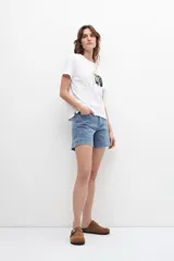 Remera blanca de manga corta con estampa abstracta en la parte frontal.