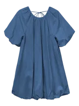 Vestido corto azul denim de algodón, con cuello redondo, mangas globo y calce suelto.